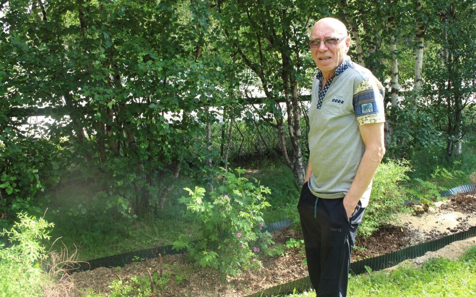 Johnny Edvard Kemi vil beskytte sin frodige hage og eiendom mot forurensning. Det er lettere sagt enn gjort. Nå går han til anmeldelse av Statens vegvesen i håp om at det vil fremtvinge en løsning på hans mangeårige utfordringer.
 Foto: Elise Embla Scheele