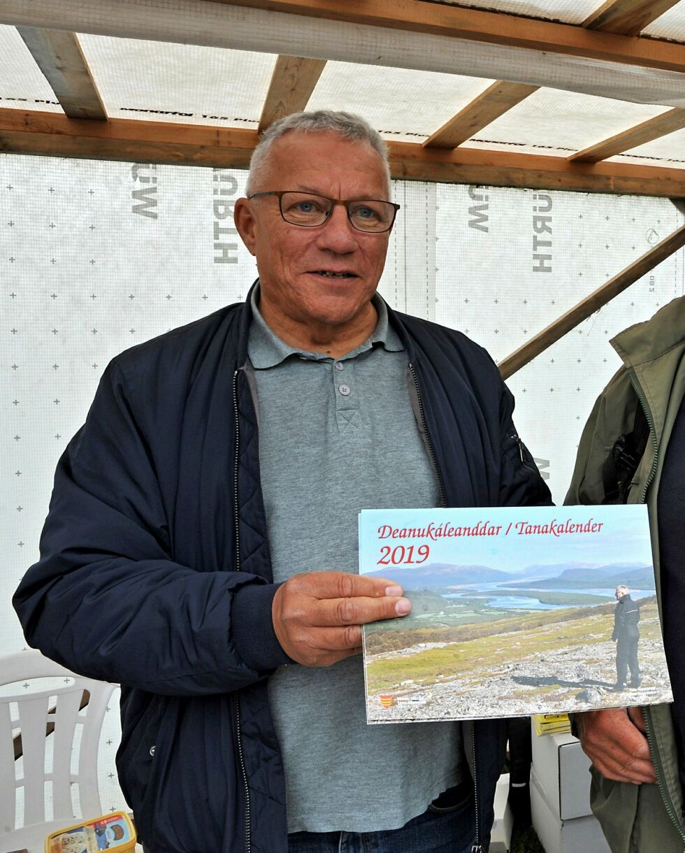 Arne Josvald Sab­ba­sen vi­ser frem Tana­ka­len­de­ren for 2019 un­der Langnesmarkedet. Han øns­ker nå bil­der for å fylle ka­len­de­ren for 2021, både fra nå­ti­den og for­ti­den, der tema er bru­åp­nin­ga for nye Tana bru og kom­mu­ni­ka­sjon. Arkivfoto: Erik Bren­li