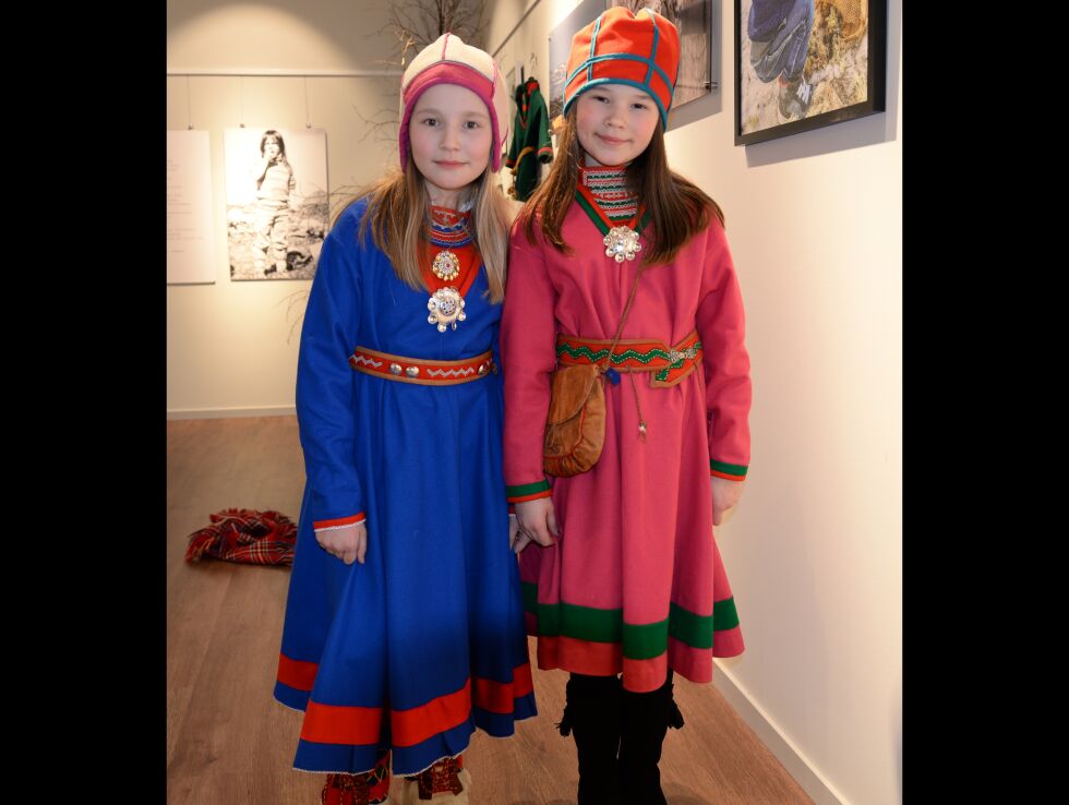 Elle Susanne Kappfjell Gaup (10) fra Utskarpen og Emma Viktoria Sparrok Larsen (9) fra Fiplingdal er «tremenninger eller firemenninger» og har feiret samefolkets dag sammen.
 Foto: Steinar Solaas