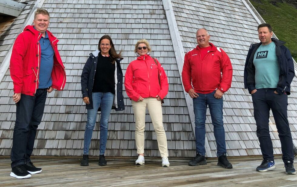 På besøk hos reiselivsbedriften Destinasjon 71 grader Nord på Sarnes. Fra venstre Ronny Wilhelmsen, Marianne Sivertsen Næss, Kjellbjørg Mathiesen, Kjell-Valter Sivertsen og Runar Johnsen. Foto: Privat