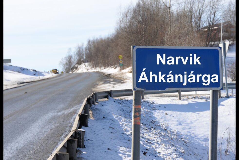 Det ligger an til at Narvik-skiltet ved innfarten til byen får denne teksten. På det eksisterende skiltet står kun Narvik.
 Foto: Bilde montasje Steinar Solaas