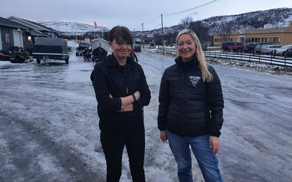 – Får vi til julegatebelysning i Tanabru blir det helt fantastisk, sier Siv Anita Biti-Helander (til høyre) på Frode Utsi AS og Camilla Jakola på Felleskjøpet. Eirin Utsi, TINE Tana var ikke tilstede når bildet ble tatt Foto: Tom Hardy
 Foto: Tom Hardy