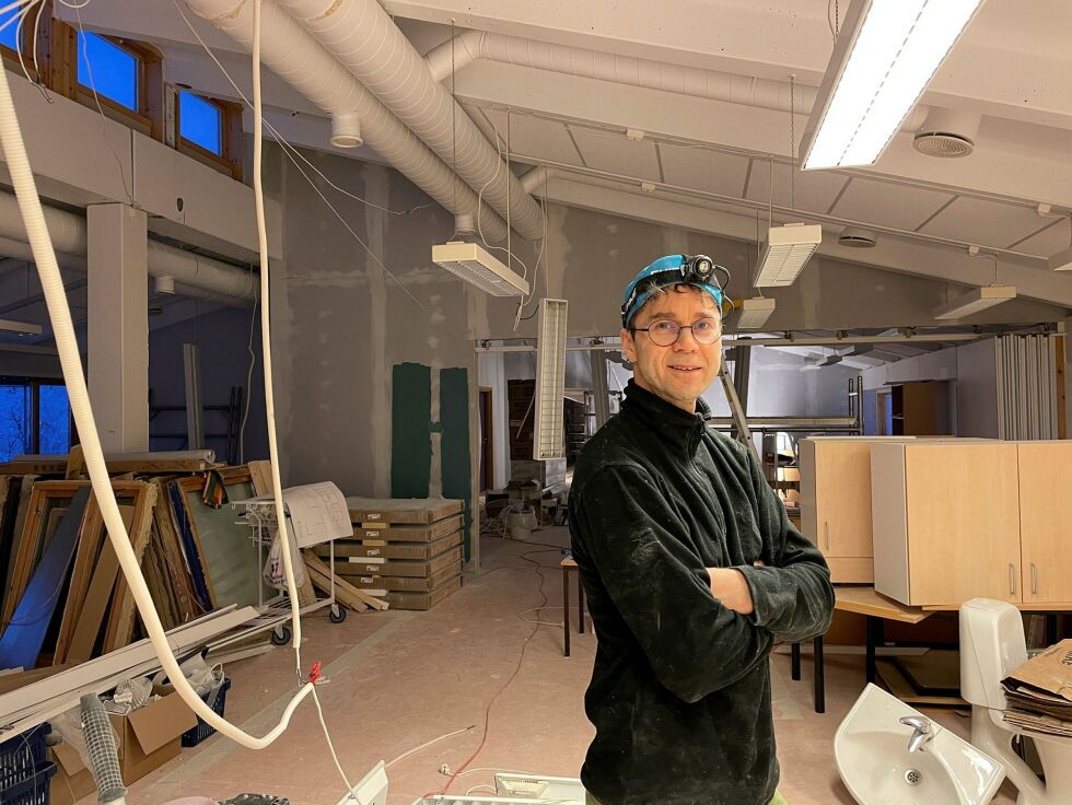 Per Torleiv Ravna viser frem de nye treningslokalene som snart står ferdige i andre etasjen på Tanatorget. Her blir det romslig med treningssaker.
 Foto: Birgitte Wisur Olsen