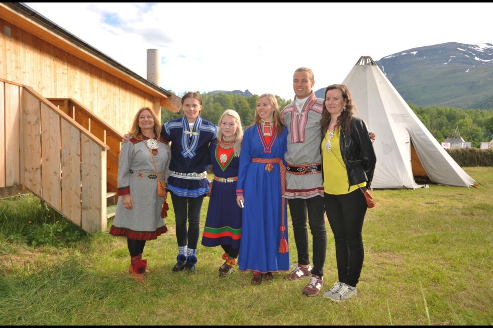 Statssekretær Anne Karin Olli sammen med årets veivisere og veileder for disse, Risten Ravna Länsman. Veiviserne er Maja-Sofie Larsen Fjellström, Ole Niclas Mienna Guttorm, Oda Kjær Eriksen og Knut Mikkel Hætta.
 Foto: Erik Brenli