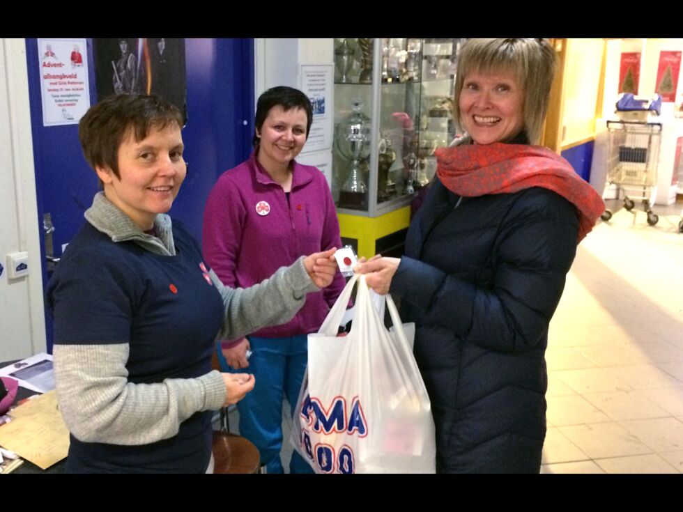 Fra venstre leder Nancy Porsanger Anti og medlem Camilla Porsanger i Båteng og Sirma sanitetsforening og Anne Gundersen, Tana bru, som tok imot knappen for å vise støtte.
 Foto: Tom Hardy