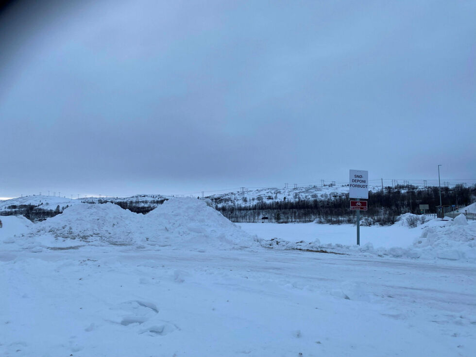 Til tross for et godt synlig forbudsskilt mot snedumping er flere lass med sne dumpa ved Førstevannet utenfor Kirkenes.
 Foto: Hallgeir Henriksen