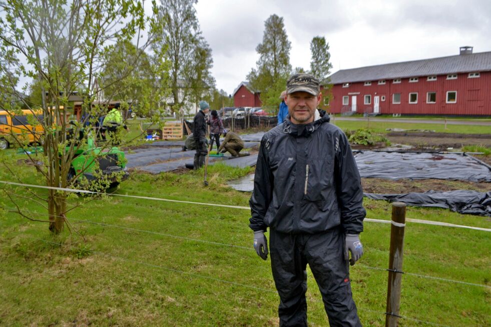 Tore Helistø er vokst opp 300 meter fra Tana videregående skole og har jobbet som lærer ved skolen i snart 30 år. Han fikk også sin utdanning der.
 Foto: Tom Hardy