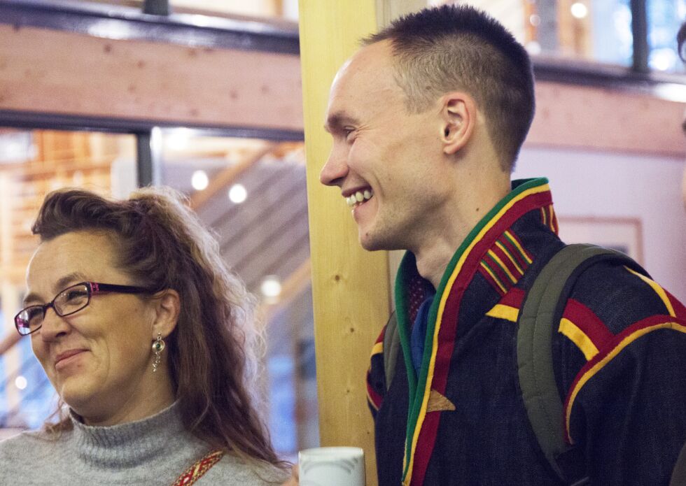 NSRs parlamentariske leder Runar Myrnes Balto i en humoretisk passiar, sammen med partiets nyvalgte representant fra Gratangen, Ann Karin Kvernmo.
 Foto: June Helén Bjørnback