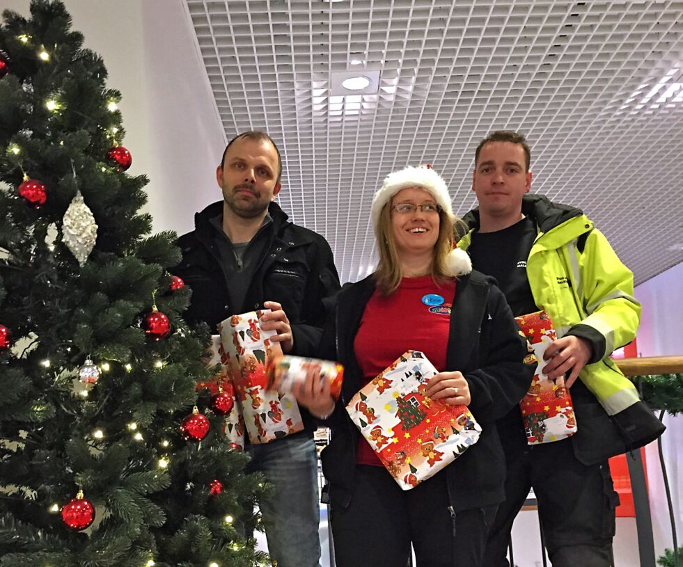 Karl Einar Håkonsen (til venstre), Eirin Mikkelsen og Trond Johansen sørga for at det ble julegaver allikevel til russiske barn, etter at et stort antall gaver ble stjålet i forrige uke
 Foto:  Kristine Ramberg, Amfi senter
