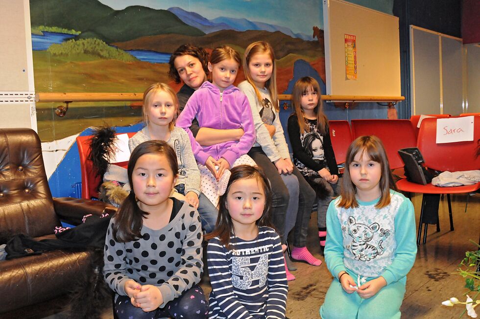 Noen av elevene i Tana kulturskole som liker å danse . Bak fra venstre: Kristine Marie Mathisen, danselærer Silje Solheim Johnsen, Henriette Mudenia Guttormsen, Adelén Tapio Hammer og Emma Store. Foran fra venstre: Ester Marie Bae Muosat, Risten Rebekka Bae Muosat og Evelin Anna Kona
Foto: Tom Hardy