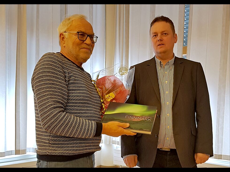 Bjøn Hildonen (til venstre) mottar fylkestingets heder fra fylkesordfører Runar Sjåstad.
 Foto: Marianne Haukland