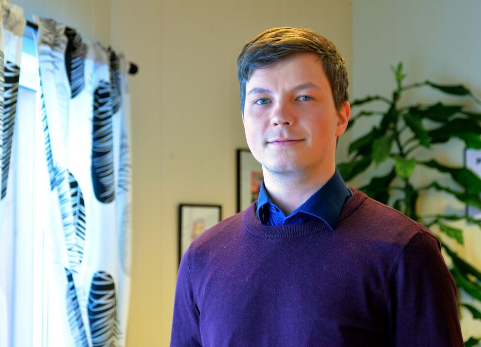Høyres ordførerkandidat Jonas Sørum Nymo tar debatten om økonomikrisa fra kommunestyresalen og ut til folket, det vil fortrinnsvis si de mange som er ansatt i Porsanger kommune.
 Foto: Sonja E Andersen