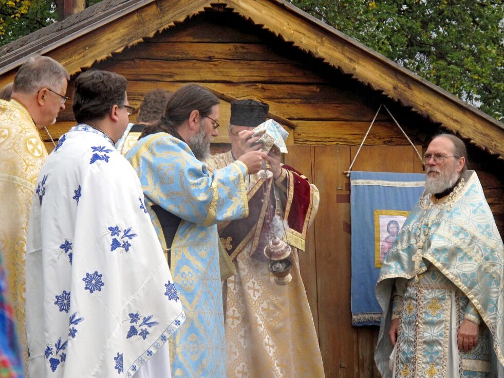 Siden fader Johannes (til høyre) og St. Georgs menighet er suspendert fra den ortodokse kirka, vil de finske prestene, som vi her ser på et bilde fra en tidligere gudstjeneste ved kapellet, ikke delta på lørdag.
 Foto: Ävv Saami muzei