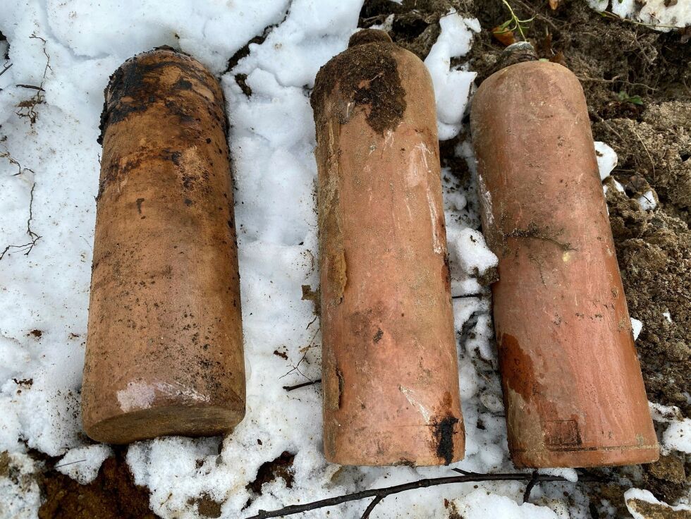 Denne typen keramikk-flasker kan inneholde gass. Politiet har bedt om bistand fra Forsvaret etter funnet utenfor Lakselv.
 Foto: Roger Albrigtsen