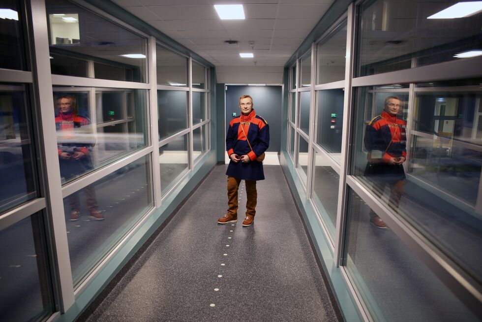 Amund Peder Teigmo ved Sámi klinihkka vil løfte det samiske perspektivet inn i helsevesenet.
 Foto: Eirik Palm/Finnmarkssykehuset HF