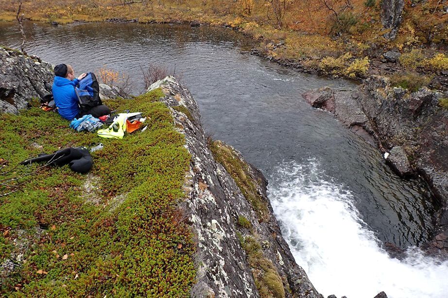 Tanavassdragets Fiskeforvaltning overvåker laksebestanden i Tanavassdraget. Her fra tellingene i Sommerelva i 2015 som viste en liten økning i smålaks.
 Foto: Tanavassdragets Fiskeforvaltning