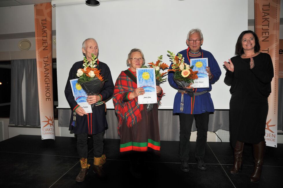Jonar Thomasson, Jonhild Joma og Evald Stenfjell delte på den sørsamiske kulturprisen som ble utdelt av leder for samisk råd i Trøndelag, May Britt Lagesen.
 Foto: Erik Brenli