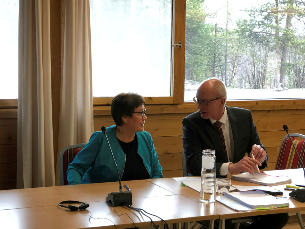 Marit Guttorm Graven og hennes advokat Gisle Loso registrerer at Graven og hennes familie har eiendomsrett i utmarka etter at Høyesteretts ankeutvalg avviste FeFos anke i saken.
 Foto: STEIN TORGER SVALA