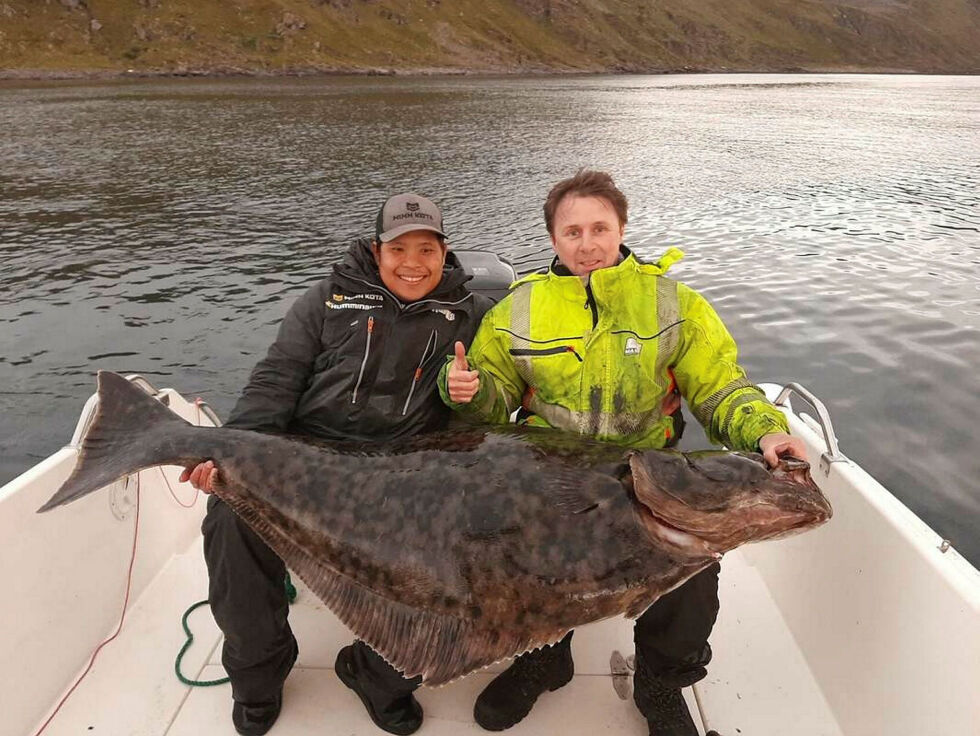 Filip uttrykker stor takknemlighet for den varme mottakelsen han og hans medarbeidere har fått fra folk i Gjesvær. Her sammen med Jack Remy Andreassen fra Gjesvær. Foto: Privat