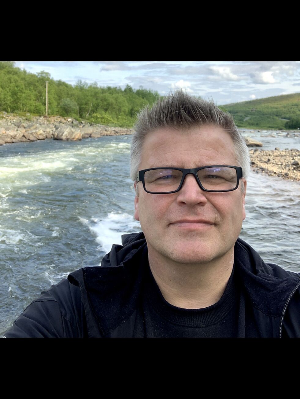 Sportfisker Lars Randal mener kortprisene, spesielt på årskort og døgnkort i fluesonen nedenfor brua, er altfor høye for folk fra Sør-Varanger.
 Foto: Privat