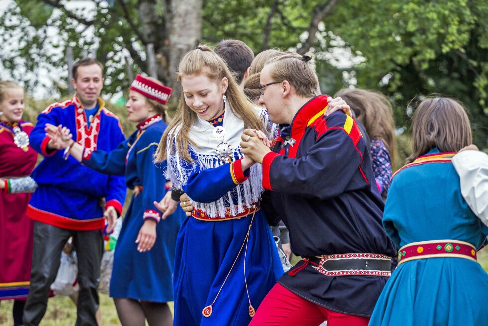 Det ble mye latter på ungdommene under fremvisningen av sydisdansen.
 Foto: June Helén Bjørnback
