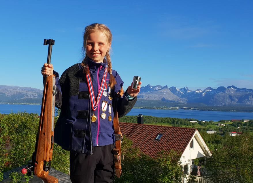 Sáve Mariette Porsanger Malin er et stort skyttertalent. I helgen skjøt hun til gull i nordnorsk mesterskap i Bodø på feltskytingen.
 Foto: Privat