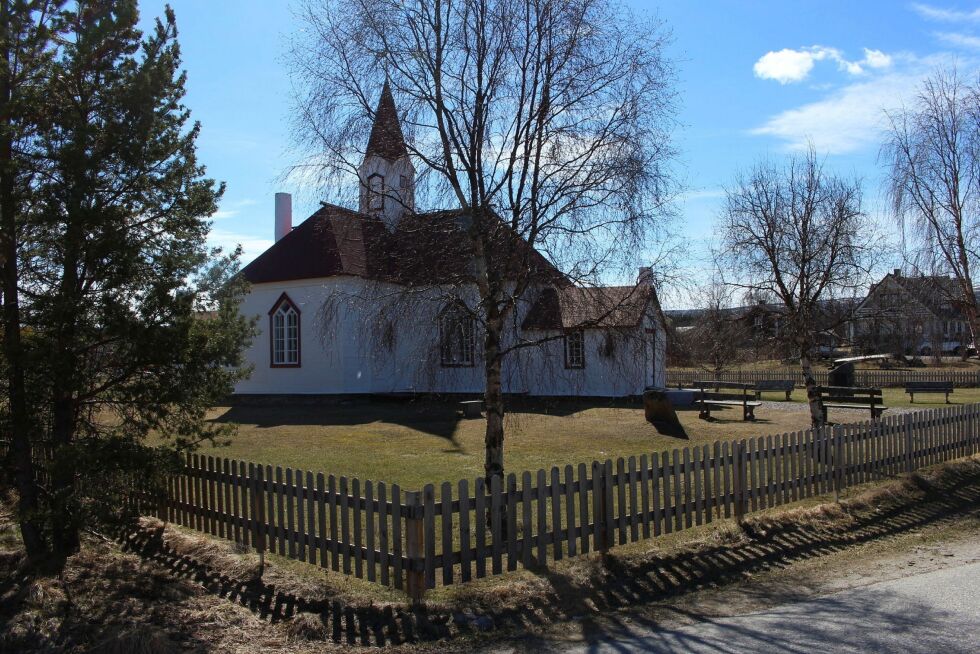Karasjok gamle kirke fra 1807 kalles gjerne Finnmarksviddas katedral. Nå kommer trolig midler til å sikre og istandsette det ærverdige kirkebygget i den samiske hovedstaden.
 Foto: Elise Embla Scheele