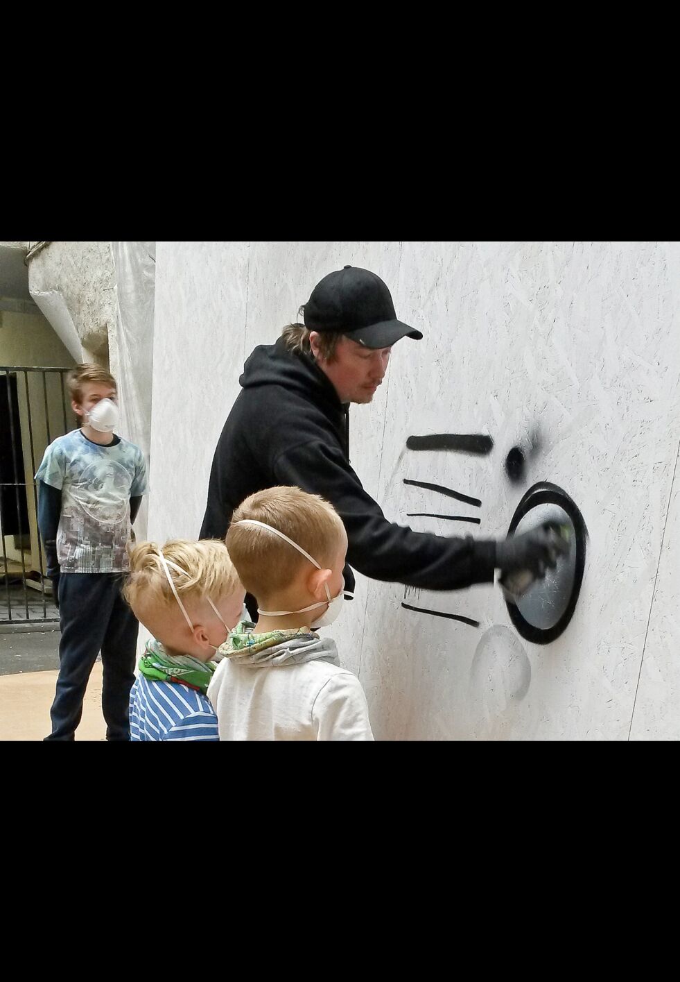 Anders Sunna lærte villig vekk bort sine kunnskaper om graffiti til sju unge deltakere på workshop i Oslo. Her er det Eirik og Thomas (over) som følger nøye med.
 Foto: Raisa Porsanger
