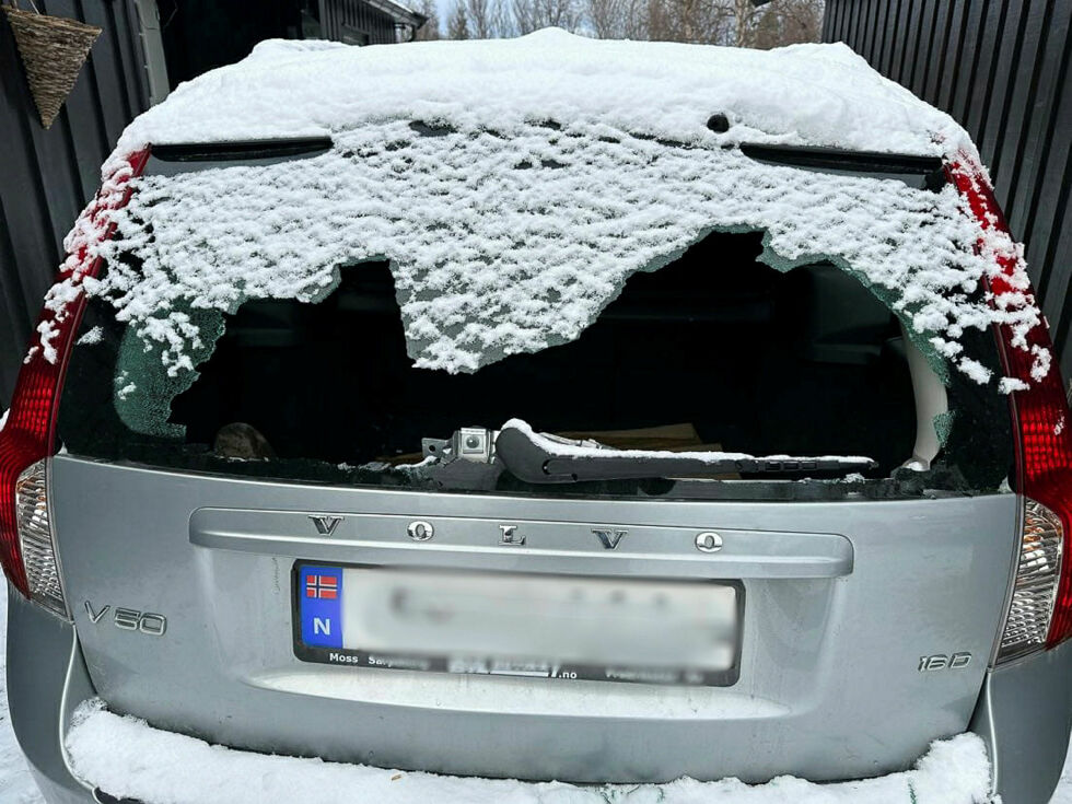 Hele bakruta er knust etter hærverk.
 Foto: Privat