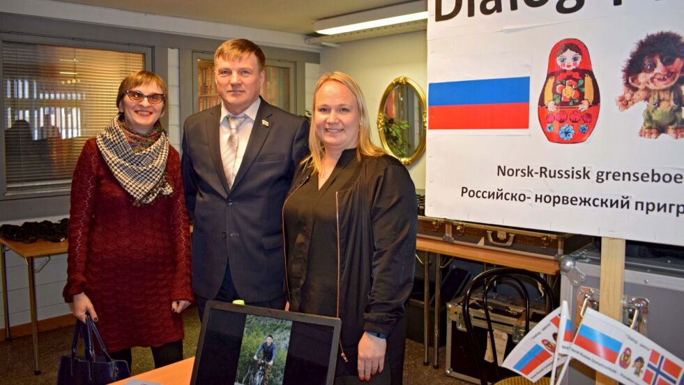 Tatiana Bazanova, internasjonal rådgiver i Petsjenga kommune, Petsjengas ordfører Aleksander Morozov og Sandra Asmyhr i grenseboerklubben Dialog feiret grenseboeravtalens femårsdag, og mente dette er en norsk-russisk suksesshistorie.
 Foto: Birgitte Wisur Olsen