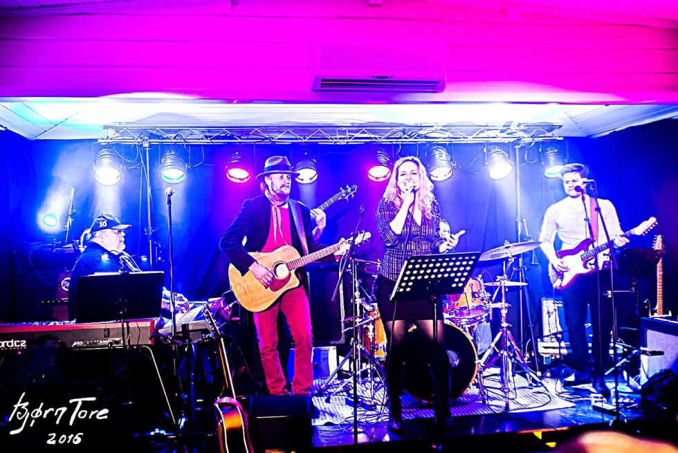 Hver kveld har det vært fullt hus og stormende jubel på kroa i Olderfjord, ifølge Helge Olaussen. Her fra fredagens jamsession.
 Foto: Bjørn Tore Pedersen