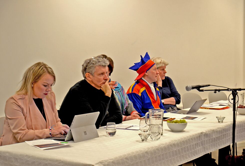 Fra venstre Laila Susanne Vars, Jon Gauslaa, Aili Keskitalo, Ánde Somby og Kirsti Strøm Bull.
 Foto: Sunniva Bornøy