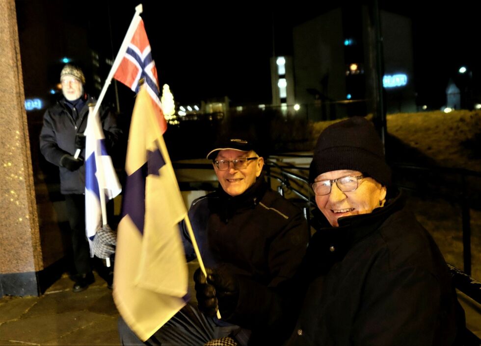 To som i generasjoner alltid har markert selvstendighetsdagen, Nils Petter Pedersen (til venstre), som for øvrig også har en fortid som leder av Norsk-finsk forbund, og Åsmund Jakola fra den «finske» bygda Vestre Jakobselv.
 Foto: Bjørn Hildonen