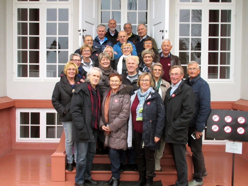 Elevene: 
Bakerst: Svein Karlsen, Gunnar Nilsen, Tore Heggeli og Henry Minde.
Nestbakerste rekke: Jan Henning Pettersen, Svein Mjøen, Åsrun Persen.
4. rekke: Anne Louise Suhr, Eva Korsnes Kaveldiget og Brit Torbergsen.
3. rekke: Kitt Vigdis Klette, Vigdis Heggeli (sees så vidt) Lill Torunn Davidsen og Jan Arne Isaksen
2. rekke: Gunvor Heløe Breivik, Bjørn Løkke, Guri Lund og Trygve Heggelund Hansen
Foran: Jan Erik Løkke, Asfrid Karlsen, Turid Haugen, Viggo Andreassen.
Thor Henriksen, Tana, var ikke kommet da gruppebildet ble tatt.4. rekke: Anne Louise Suhr, Eva Korsnes Kaveldiget og Brit Torbergsen.
3. rekke: Kitt Vigdis Klette, Vigdis Heggeli (sees så vidt) Lill Torunn Davidsen og Jan Arne Isaksen
2. rekke: Gunvor Heløe Breivik, Bjørn Løkke, Guri Lund og Trygve Heggelund Hansen
Foran: Jan Erik Løkke, Asfrid Karlsen, Turid Haugen, Viggo Andreassen.
Thor Henriksen, Tana, var ikke kommet da gruppebildet ble tatt.