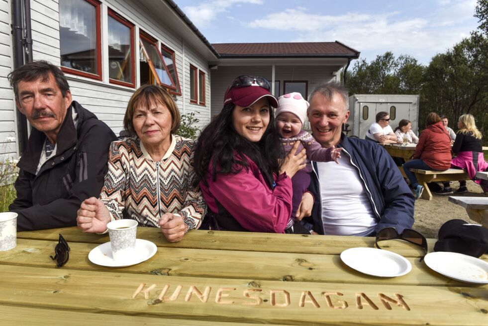 Svein Erik Sørensen (fra venstre) Gunnlaug Johnsen, Gunn Karin Johnsen Skoglund, Aila Lovise Skoglund og Gunnar Martin Johnsen, var på Kunesdagan i år. 
– Det er kjempefint og mye aktivitet. Det er kjempebra at en så liten plass har klart å lage noe så stort, sier gjengen og anbefaler folk å ta turen innom til neste år.
 Foto: Sigurd Schanke