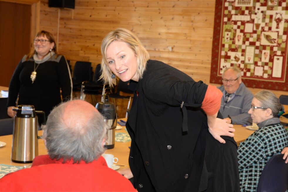 Inga Marte Thorkildsen fikk møte mange samiske eldre og fikk høre personlige historier da hun besøkte helsetreffet.
 Foto: Steinar Solaas