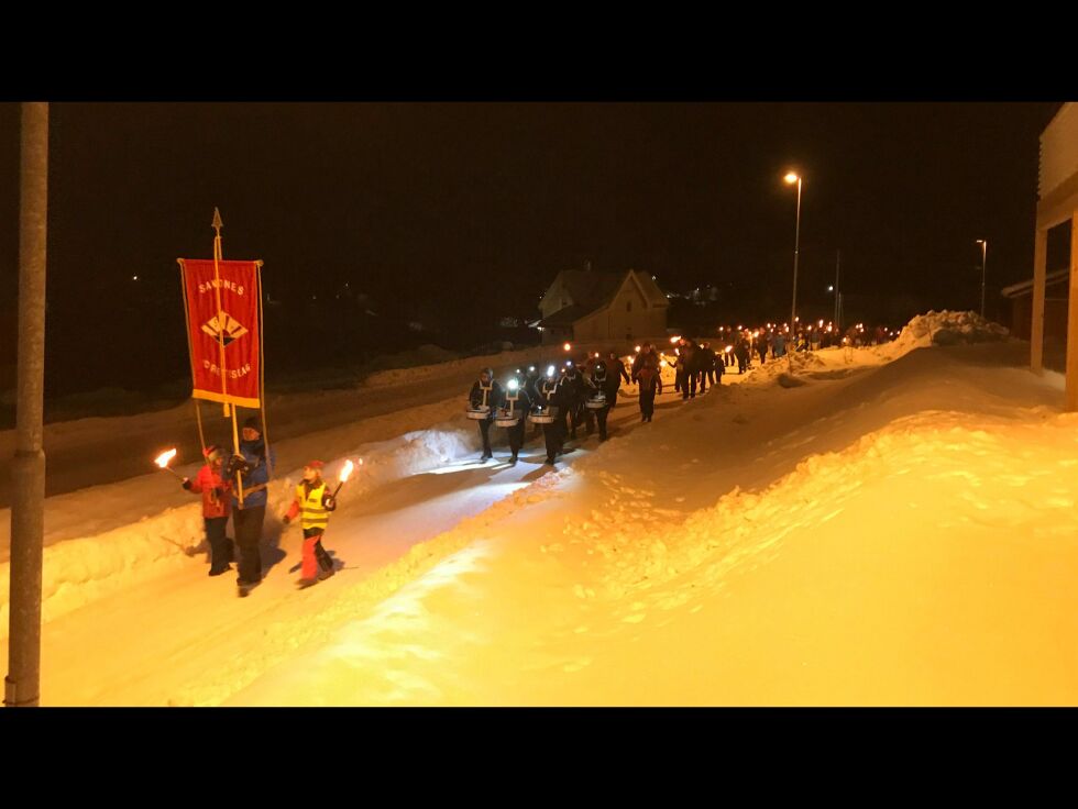 Rundt 200 SIL-patrioter gikk i fakkeltog på Sandnes/Goađág sist lørdag, for å markere at idrettslaget fylte 100 år. Foto: Jonas Sjøkvist Karlsbakk
