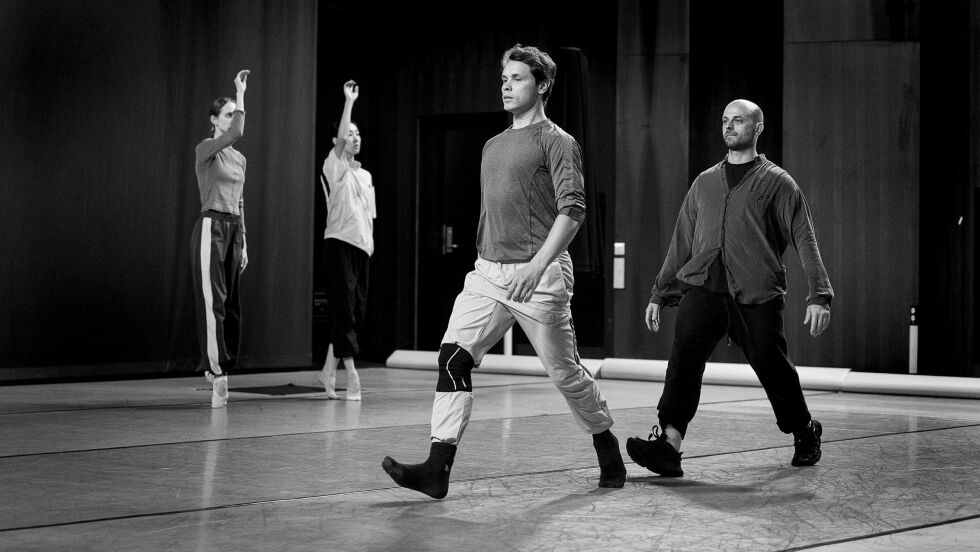 Her øver danserne på en del av koreografien. Til høsten skal de opptre på hovedscenen i Operaen.
 Foto: Cecilie Bergan Stuedal