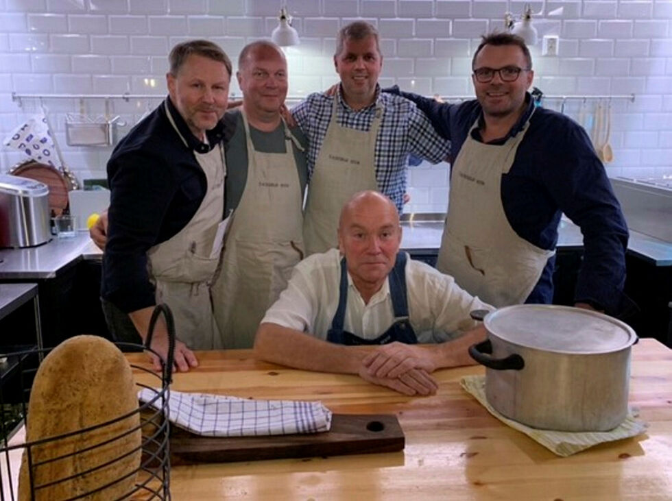 De deltok på det første matlagingskurset på Daniels hus. Fra venstre Sigbjørn Henriksen, Idar Magne Klemo, Lars Andersen og Geir Eddy Karlsen. Foran Espen Sanna.
 Foto: Privat