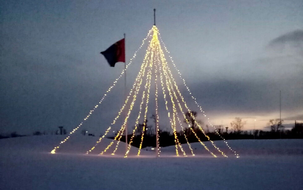 Flagget vaiet fint i vinden utenfor Várjjat Sámi Musea i Varangerbotn i Nesseby.
 Foto: Anne Mette Grandaunet