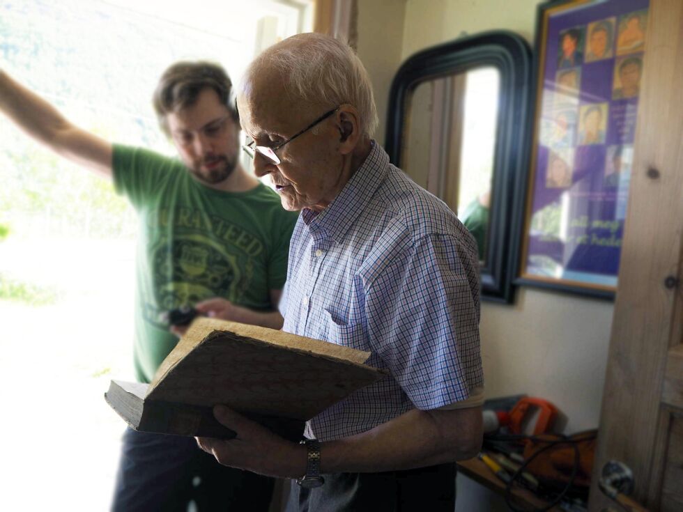 Mikal Urheim (85) har gitt bokskatt til Árran.
 Foto: Harrieth Aira
