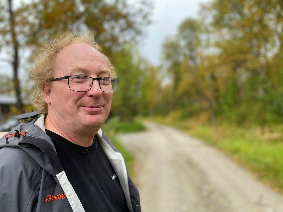 For hvert argument han hører mot samiske veinavn, blir Helge Ragnvald Olaussen bare mer sikker i sin sak. Samiske veinavn er viktig.
 – Når noen reagerer med sinne på at vi innfører samiske veinavn, så kommer det sinnet ut fra det kulturelle produktet som vi er blitt, sier Helge.
 Foto: Irene Andersen