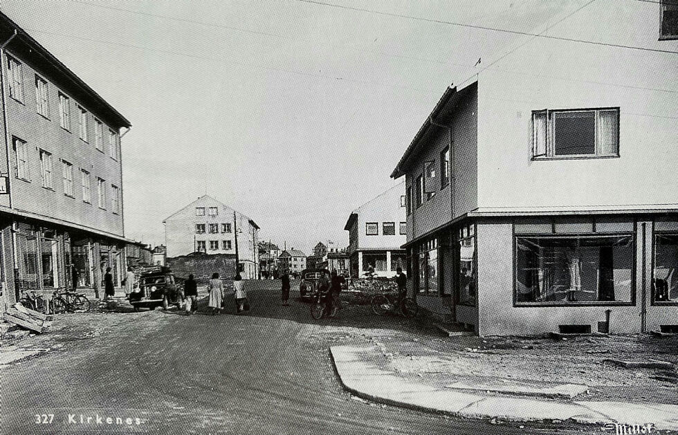 Her er Grand hotell, dagens Kirkenes hotell, til venstre i bildet, med Ramberg-gården, der Surf og Turf nå ligger, til høyre. Bilene på bildet var to av ytterst få i Kirkenes like etter 1950.
 Foto: Sør-Varanger museum