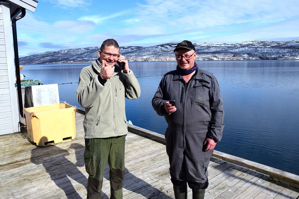 Daglig leder Geir Wilhelmsen ved Tana Fisk og Sjøfarmer og fisker Trygve Larsen i Vestertana jubler over endelig å ha fått mobiltelefondekning.
 Foto: Tom Hardy