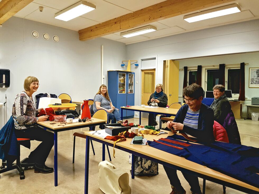 Anita Nilsen, Anita Mortensen, Line Greiner, bakerst til høyre Solfrid Hansen og fremst til høyre, Elisabeth D. Hansen hadde en særdeles hyggelig kveld på Tårnet skole i forrige uke.
 Foto: Vigdis Rask
