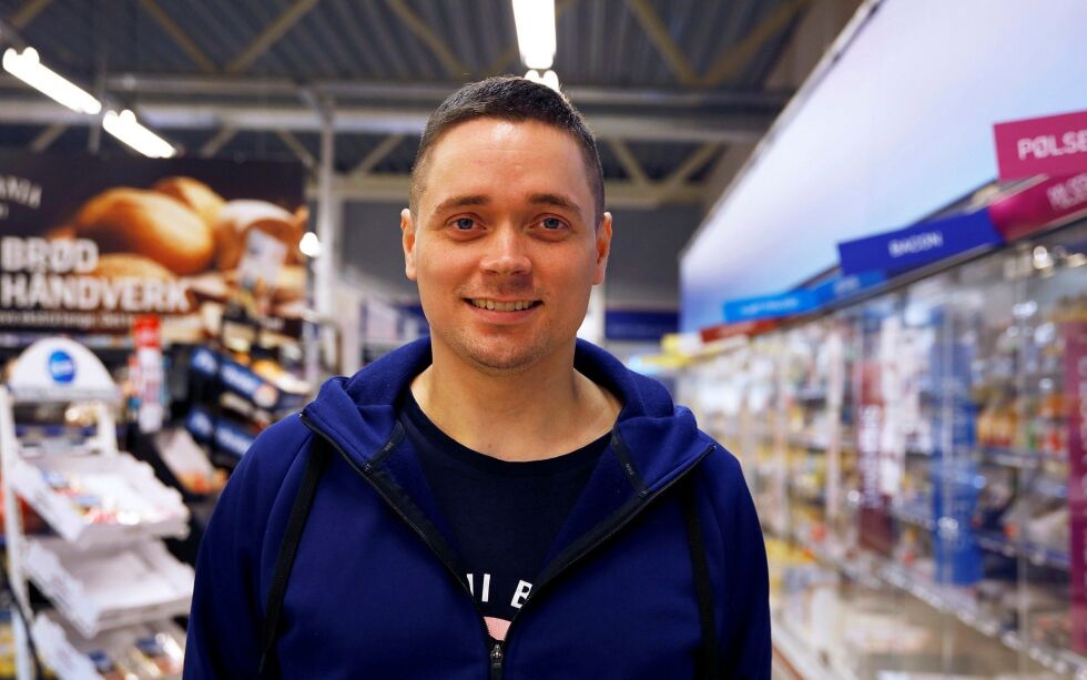 – Nåværende kjøpmann har alltid snakket om at han ville at jeg skulle ta over når han gir seg, sier den nye Rema-sjef i Karasjok, Jon Vegard Holm Balto. Foto: June Helén Bjørnback