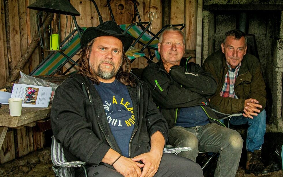 Per Heimly kommer alltid hjem til Snubba. Han har i årevis dokumentert markasamiske begivenheter. Nå blir det utstilling. Bak ham sitter Geir Elvebakk Moski og Finn-Steinar Heimly. (Foto: Steinar Solaas)