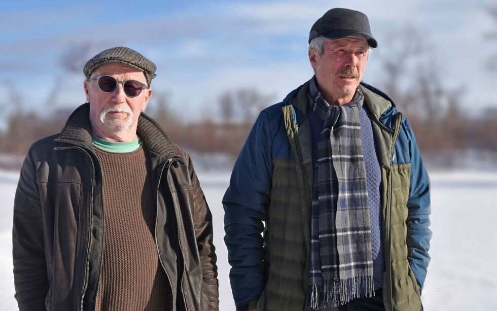 Bjørn Tore Pedersen og Klemet Amund Eira er misfornøyd med at navnet Russelvdalen i Hammerfest kommune, nå også strekker seg over Smørfjorddalen i Porsanger kommune.
– Det blir historieforfalskning av navn, sier de.
Foto: Irene Andersen