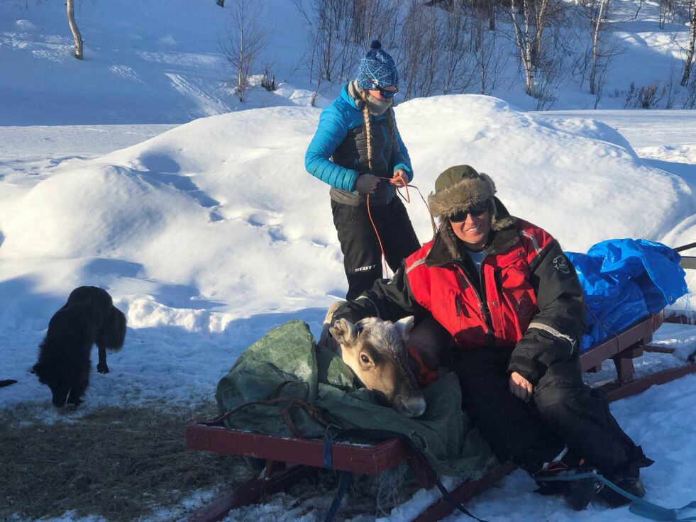 Lene og pappa, Leif Ole Anti er slitne etter nok en lang og tøff dag med innfanging av svake reinsdyr de med alle krefter forsøker å berge unna beitenød og reindød i dypsneen i Anárjohkdalen. Foto: Stein Torger Svala