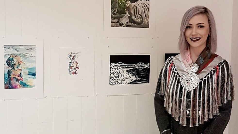 Laila Labba, under avslutningsutstillingen sin på kunstskolen.
 Foto: Privat